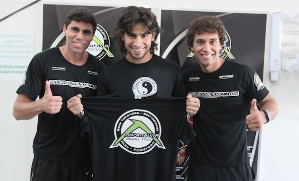 Mariano, da dupla Munhoz & Mariano, com os professores da academia